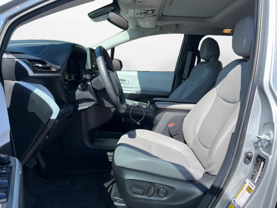 Used 2025 Toyota Sienna XLE FWD image 9