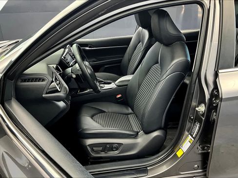 Used 2020 Toyota Camry SE FWD image 9