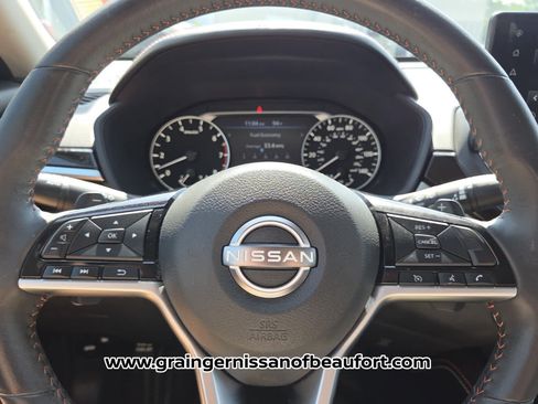 Used 2023 Nissan Altima 2.5 SR w/ SR Premium Package FWD image 11