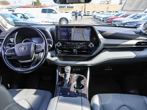 Used 2022 Toyota Highlander Limited image 2