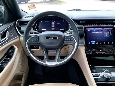 Used 2023 Jeep Grand Cherokee Limited w/ Black Appearance Package AWD/4WD image 6