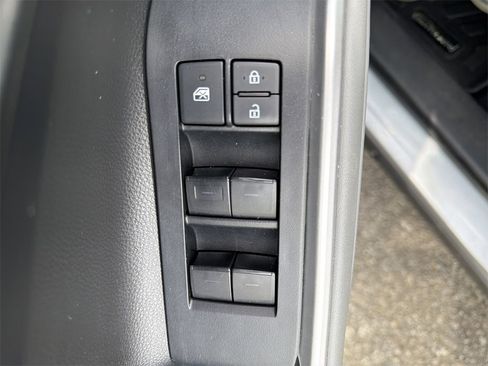 Used 2021 Toyota Highlander XLE image 23