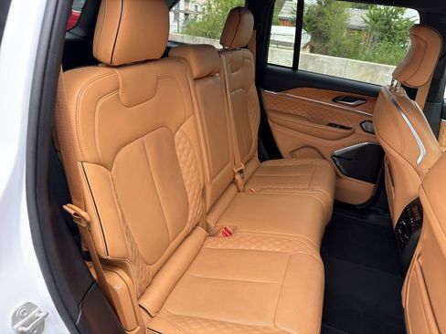 Used 2024 Jeep Grand Cherokee Summit AWD/4WD image 12