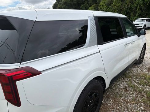 Used 2025 Kia Carnival FWD image 8