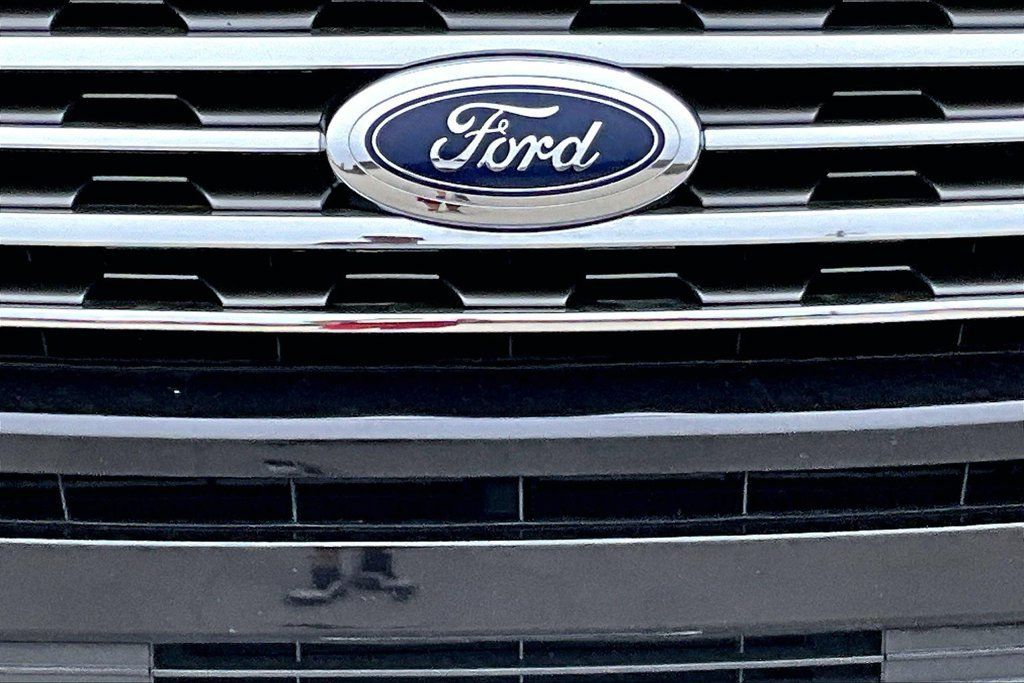 Used 2019 Ford Expedition XLT w/ Equipment Group 201A AWD/4WD image 12
