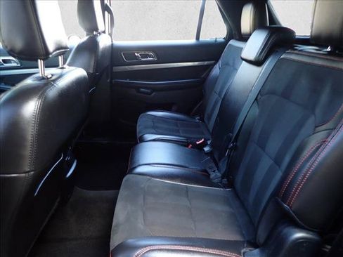 Used 2018 Ford Explorer XLT w/ Equipment Group 202A AWD/4WD image 9