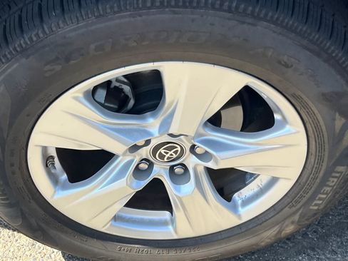 Used 2021 Toyota RAV4 LE AWD/4WD image 17