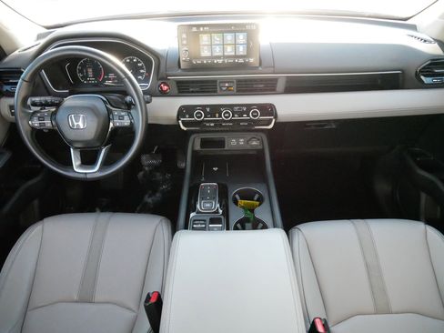 Used 2025 Honda Pilot EX-L image 10