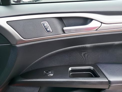 Used 2017 Ford Fusion SE w/ Fusion SE Technology Package FWD image 13