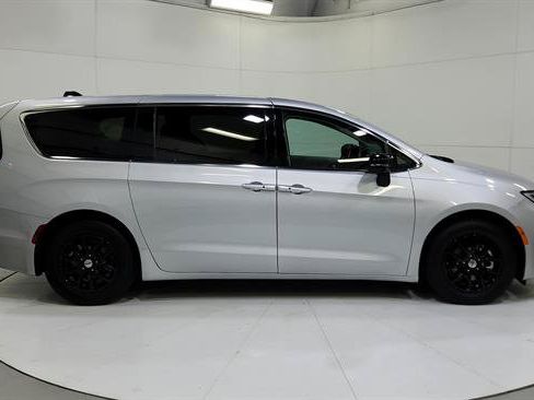 Used 2024 Chrysler Pacifica Touring-L FWD image 40