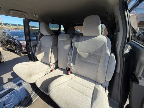 Used 2017 Toyota Sienna LE FWD image 24