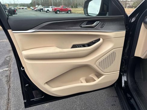 New 2025 Jeep Grand Cherokee L Limited w/ Black Appearance Package image 22