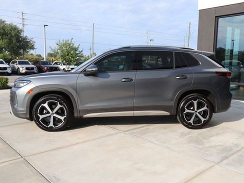 Used 2025 Volkswagen Tiguan SE FWD image 7