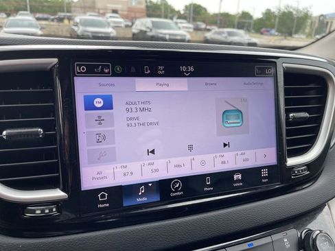 Used 2022 Chrysler Pacifica Touring-L FWD image 19