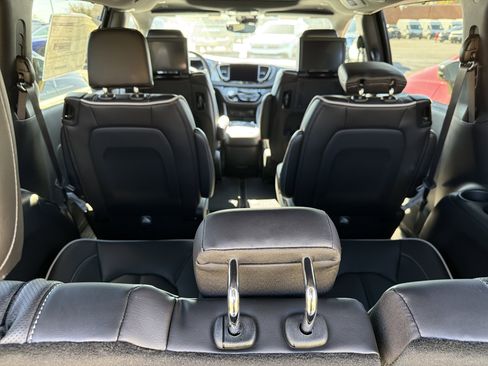 New 2026 Chrysler Pacifica Limited w/ Uconnect Theater Family Group FWD image 17