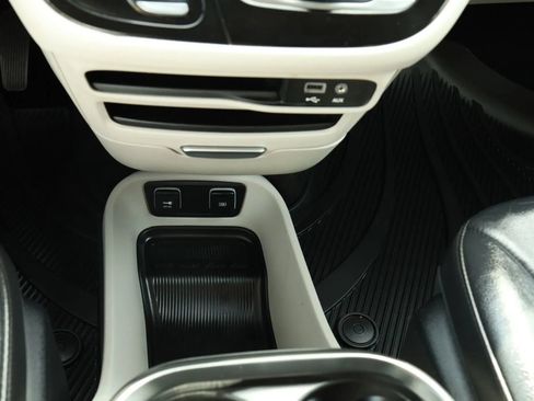 Used 2018 Chrysler Pacifica Touring-L FWD image 28