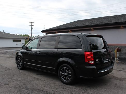 Used 2017 Dodge Grand Caravan SXT FWD image 9