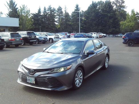Used 2018 Toyota Camry LE FWD image 1
