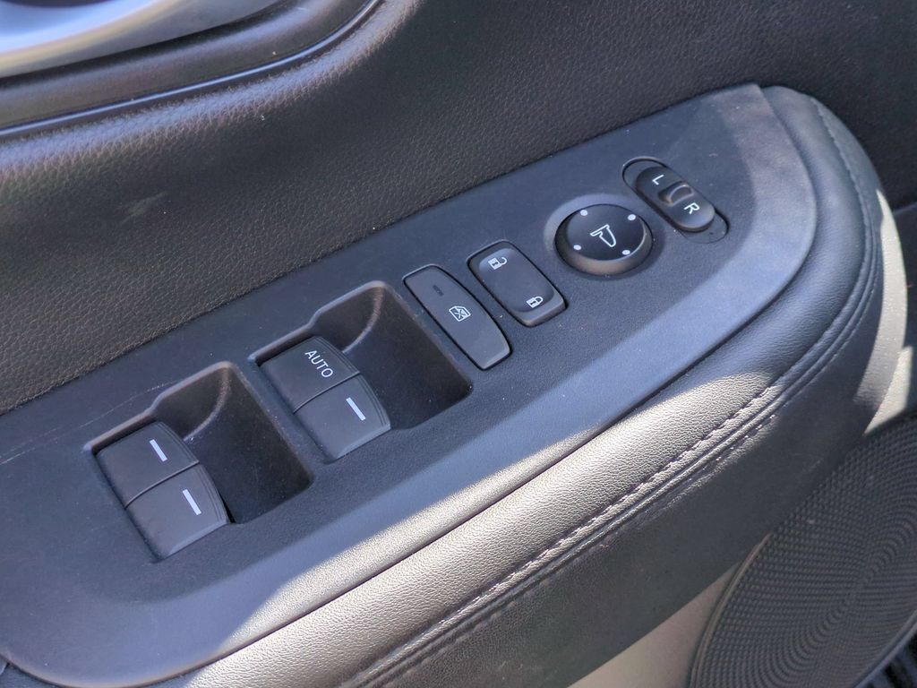 Used 2025 Honda HR-V LX image 13