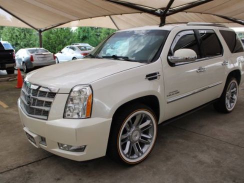 Used 2011 Cadillac Escalade Platinum image 3
