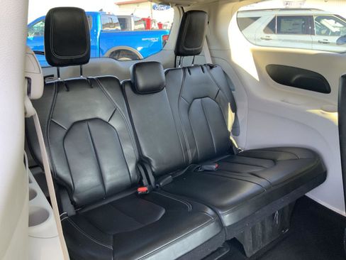 Used 2023 Chrysler Pacifica Touring-L image 58