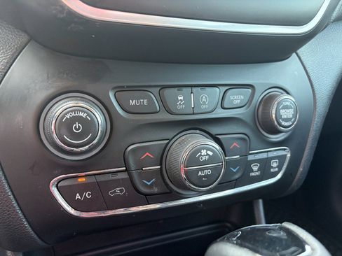 Used 2020 Jeep Cherokee Latitude Plus FWD image 19