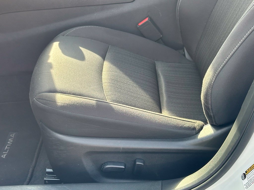Used 2025 Nissan Altima 2.5 SV FWD image 12