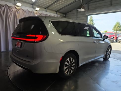 Used 2024 Chrysler Pacifica Limited FWD image 3