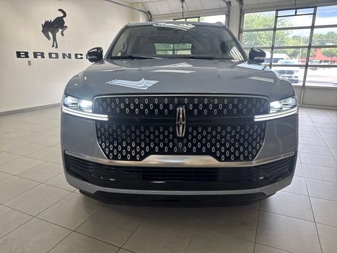 Used 2025 Lincoln Navigator Reserve AWD/4WD image 2