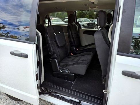 Used 2019 Dodge Grand Caravan SE w/ UConnect Hands-Free Group image 24