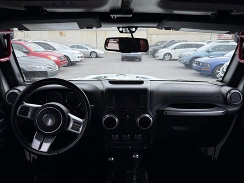 Used 2016 Jeep Wrangler Unlimited Rubicon image 11