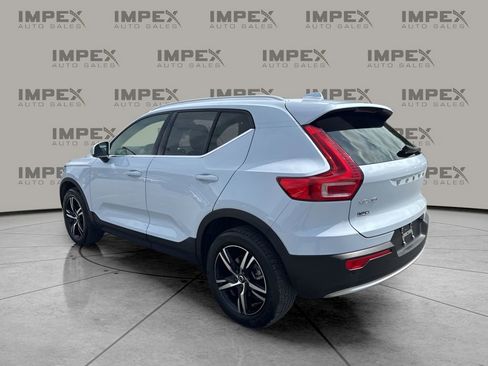 Used 2025 Volvo XC40 B5 Core AWD/4WD image 3
