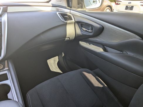 Used 2018 Nissan Murano SV w/ Premium Package image 16