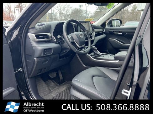 Used 2025 Toyota Highlander XLE image 9