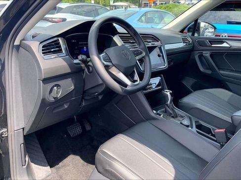 Certified 2023 Volkswagen Tiguan SE w/ Panoramic Sunroof Package AWD/4WD image 4