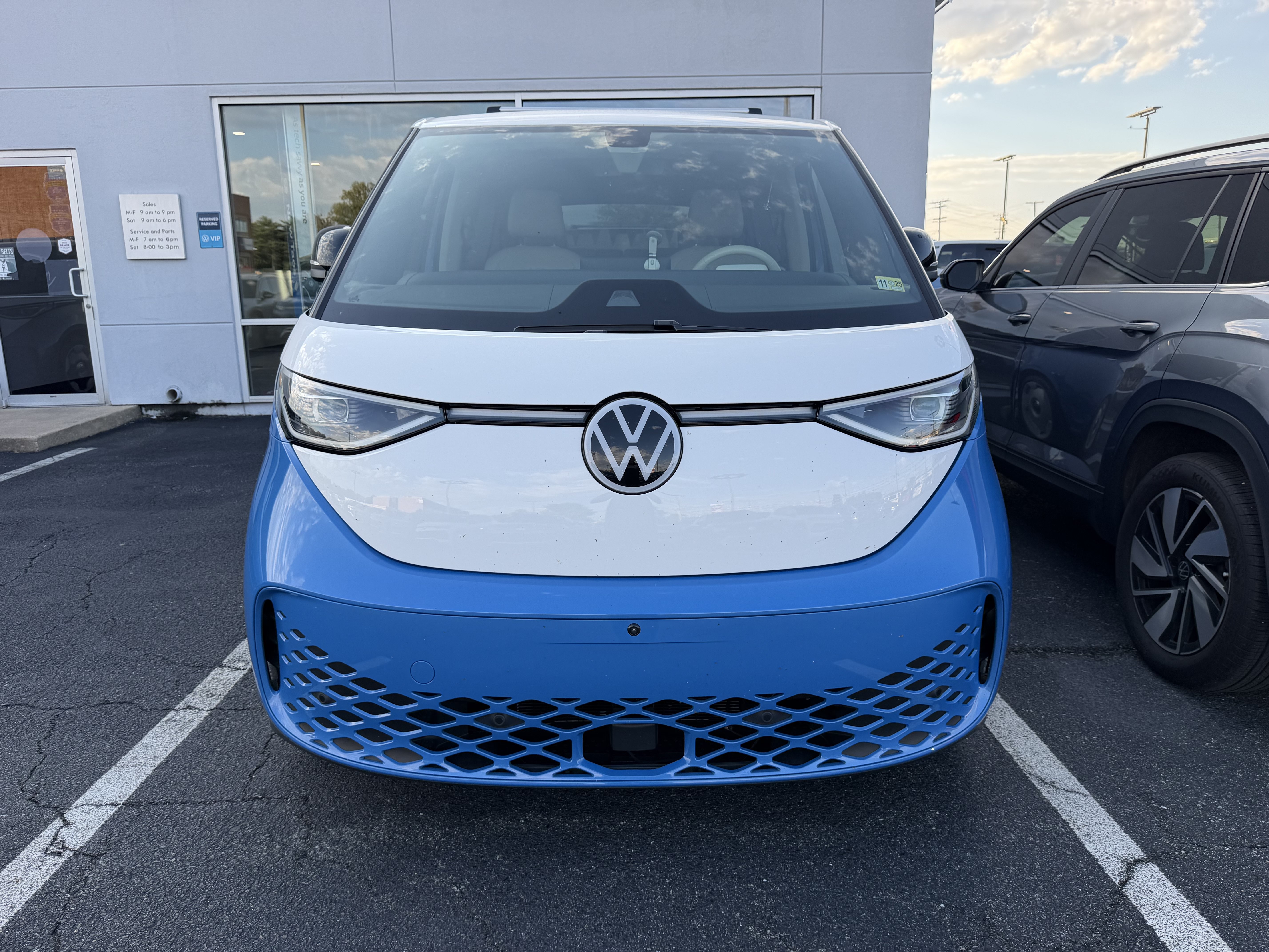 Used 2025 Volkswagen ID. Buzz 1st Edition AWD/4WD image 5