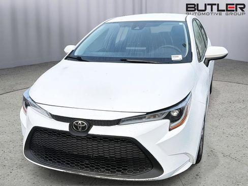 Used 2022 Toyota Corolla LE FWD image 3