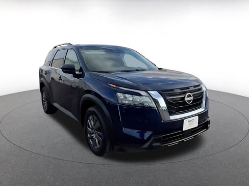 Used 2025 Nissan Pathfinder SV image 3