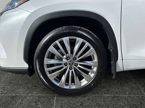 Used 2025 Toyota Highlander Platinum AWD/4WD image 5