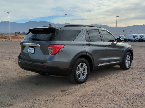 Used 2022 Ford Explorer XLT image 3