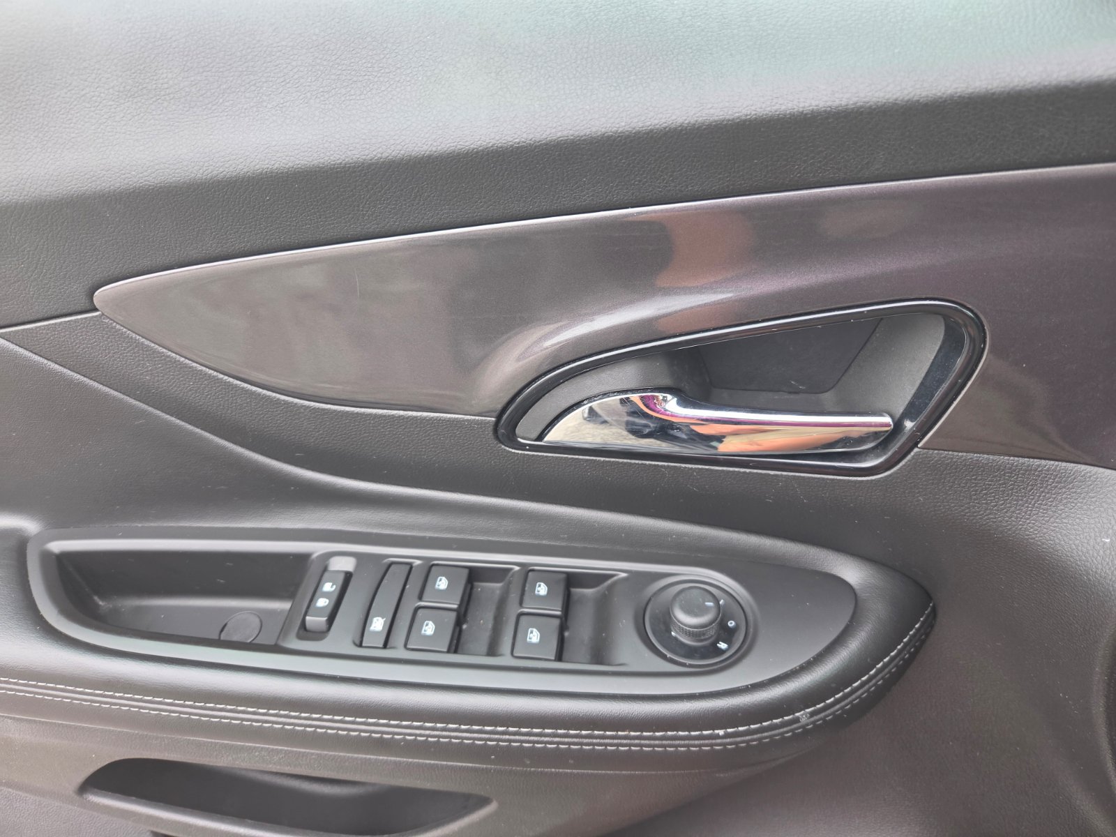 Used 2022 Buick Encore Preferred w/ Safety Package FWD image 9