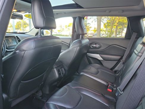 Used 2018 Jeep Cherokee Trailhawk image 7