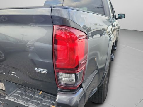 Used 2019 Toyota Tacoma TRD Sport image 18
