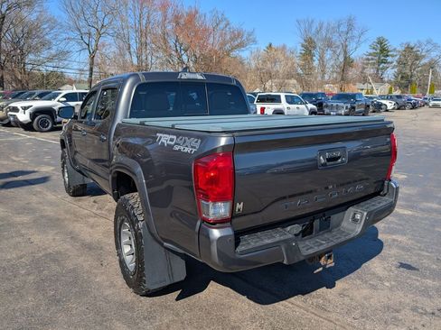 Used 2017 Toyota Tacoma TRD Sport image 5