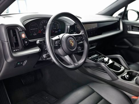 Certified 2024 Porsche Cayenne AWD/4WD image 4
