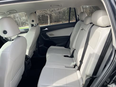 Used 2018 Volkswagen Tiguan SE w/ 18" Alloy Wheels Package image 25