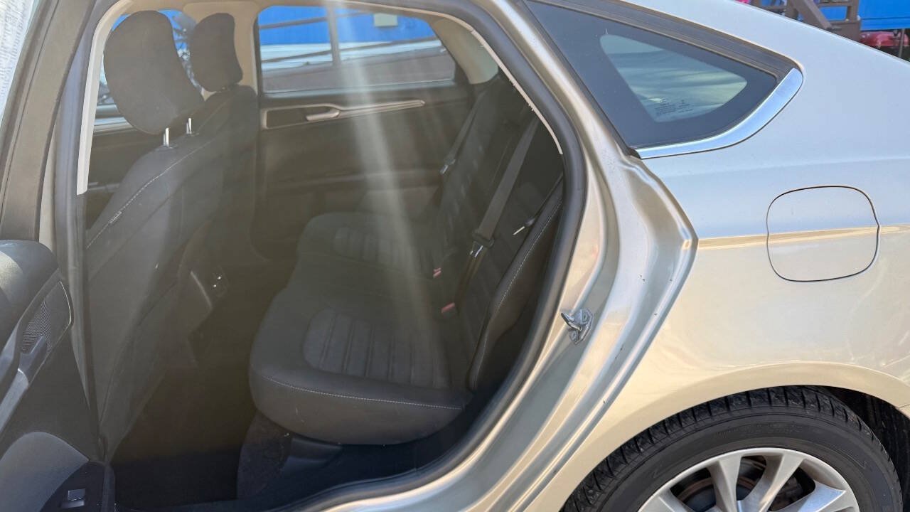 Used 2017 Ford Fusion SE w/ Fusion SE Technology Package FWD image 10