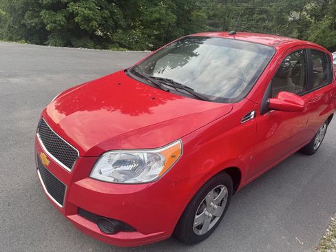 Used 2009 Chevrolet Aveo5 LT w/ Power and Convenience Package image 3