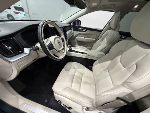 Used 2018 Volvo XC60 T5 Momentum w/ Convenience Package image 19