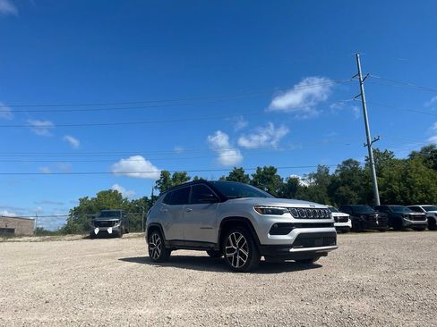Used 2025 Jeep Compass Limited w/ Elite Group AWD/4WD image 5